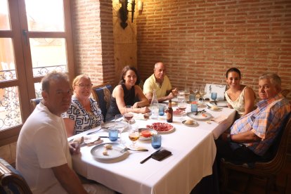 Antonio, Alba, Antonio, María, Antonio y Mari Carmen disfrutan del jamón y del salmorejo de Asador Tinta Negra.