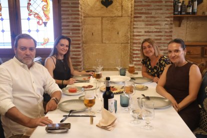 Los hermanos María del Mar, María del Rocío, Mónica y Juan Manuel Gálvez disfrutan de una comida en familia en Asador Tinta Negra.