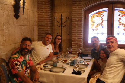 Paco Albacete, Diego Sáez, Juan Luque, Claudia Albacete, Raquel Cejas y Joaquín Díez, superviviente del terremoto de Colombia, acuden a Asador Tinta Negra para compartir un rato en familia.