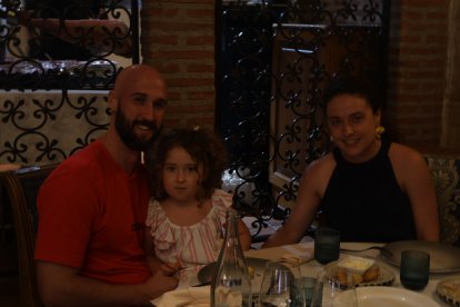 Juan Núñez y María Férriz junto con su hija Lola Núñez en el Asador Tinta Negra.