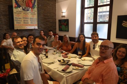 Álvaro, Rafa, Carmen, Marina, Miriam, Carmen, Juan Diego, Isa, Rudi, Carmen, Josué, Esteban, Ángela y María del Mar disfrutan de una comida en Entrefinos.