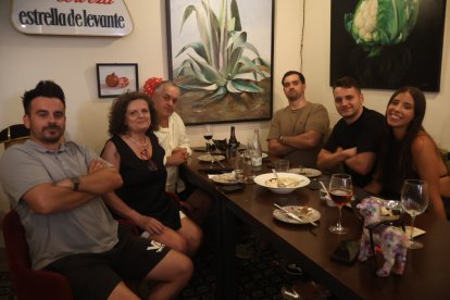 Javi Guerrero, Teresa Cabezas, Juan Carlos Guerrero, Pablo Guerrero, Laura Escalera y Javi Guerrero junior disfrutan de la comida de Quesería Yo Sin Ti.
