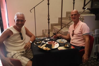 José Cobos y Mario Rodríguez disfrutan del espacio con el que cuenta Quesería Yo Sin Ti.