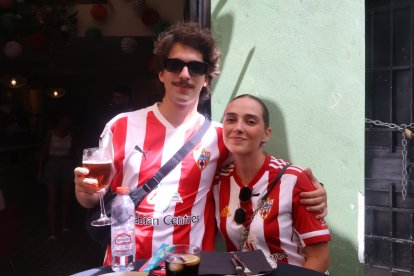 María Ángeles Mateo y Gabriel Fernández en la terraza de Quesería Yo Sin Ti con la equipación de la UDA.