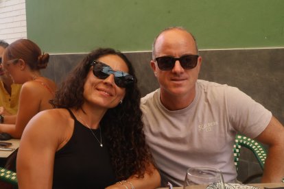 José Antonio Martínez y Ana López toman un refresco en Entrefinos.