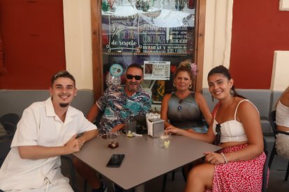 La familia Resina compuesta por Nuria, María Luis y Manuel pasan un rato en familia en Entrefinos.