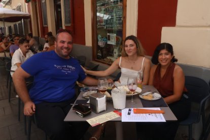 Francisco Molina, Margarita Reyes y Marina López disfrutan de la comida de Entrefinos.