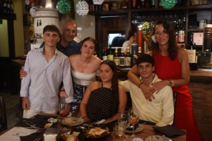 Juan Guirado, David Guirado, Triana Ruiz, Teresa Urrutia, José Enrique Guirado y Patricia García saborean las patatas a lo pobre de Entrefinos.