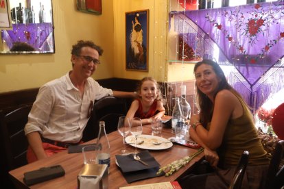 Paolo Mosole, Allegra Mosole y Escarlata Muñoz tras haber pasado una comida increíble en Entrefinos.