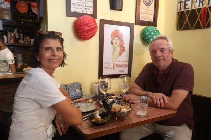 Maribel Hernández y Antonio Gil se toman un refresco en Entrefinos.
