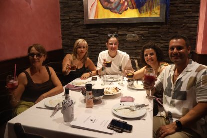 Juan Francisco Santiago, Juani García, María Dolores García, Pepi Valero y Sonia Haro acuden desde el levante almeriense a Entrefinos.