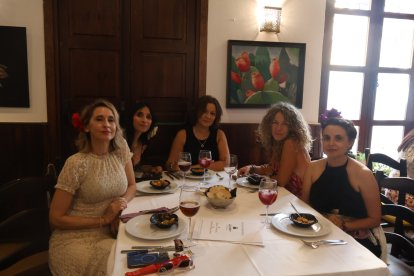 Ana Castillo, María Ángeles Cruz, Pilar Quiles, Sonia Martínez y Maribel Fuentes disfrutan de la comida de Entrefinos.