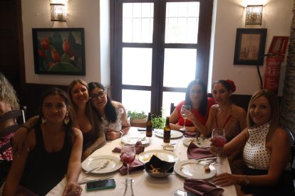 Jesi, Patricia, Toñi, Belén, Laura y Lola tras comer en Entrefinos.