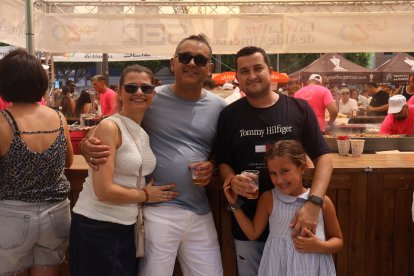 Sergio, Santos, María José y Valentina disfrutan de la barra de Ambigú Origen El Estribo.