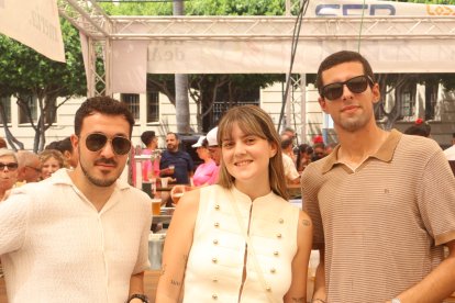 Javier De la Torre, Laura Rivas y Jorge Llamas disfrutan de la feria en Ambigú Origen El Estribo.