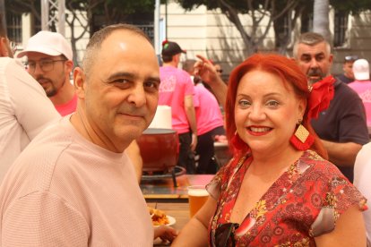 Conver Quiles y Juan Martín se toman un refresco en la barra de Ambigú Origen El Estribo.