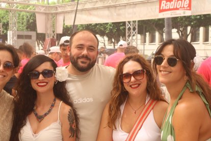 Brilli Oña, Irene Pérez, Araceli, Juan Cobos, Rocío Talaverón, Lua Márquez saborean la gran variedad de tapas de Ambigú Origen El Estribo.