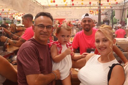 Laura, Encarni y Alfonso disfrutan de la barra de Ambigú Origen El Estribo.