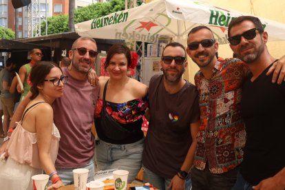 Raúl López, Juanjo Herrero, Rubén Gonzalbez, José Molina, Nuria García y Vanessa Miraya disfrutan en los ambigús en la feria del mediodía.