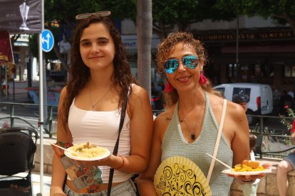 Mari López y Paula Martínez saborean unas tapas en el Mirador de la Rambla.