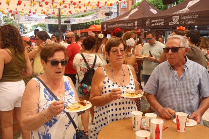 José, Elena y Carmen disfrutan de sus migas en la feria del mediodía.