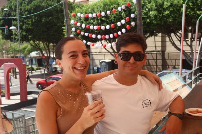 Álex Allende y Rocío Candela pasan un rato en pareja en la feria del mediodía.