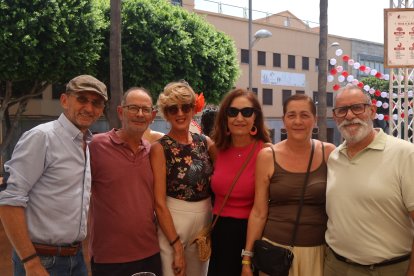 Pedro, José, Carmen, Mari Ángeles, Inma y Pepe se toman un refresco en el Mirador de la Rambla.