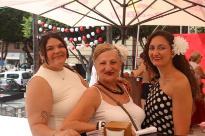 Antoni Pérez, Nerea Nieto y Ainhoa Moya disfrutan de la feria del mediodía.