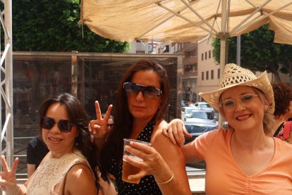 Mar Dradis, Rosa Nieto y Cassia Da Silva se pasean por las barras de los ambigús.