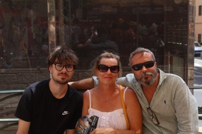 David, Sabine y Esteban disfrutan de un día en familia en el Mirador de la Rambla.