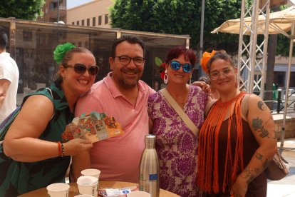Victoria Moreno, Pascuala Rovira, Freniche y 'La Prenda' se disfrazan de flamencas para disfrutar de la feria del mediodía.