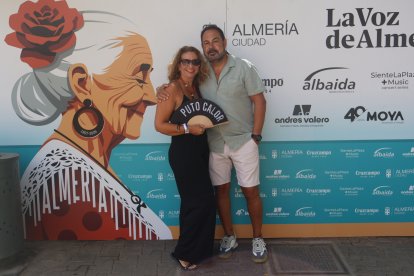 José Ignacio y Mari Carmen acuden desde Jerez a la Feria de Almería para posar en el Photocall de la Rambla.