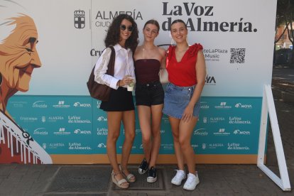 Vanessa, Esther y Marina pasan por el photocall al lado del Mirador de la Rambla.
