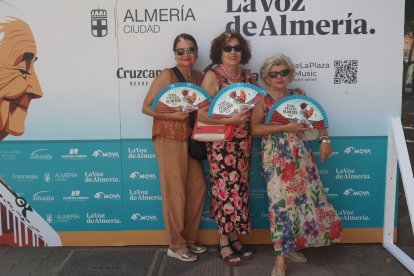 María Dolores Rodríguez, Carmen y Antonia Requena posan con sus abanicos de feria en el photocall de la Rambla.