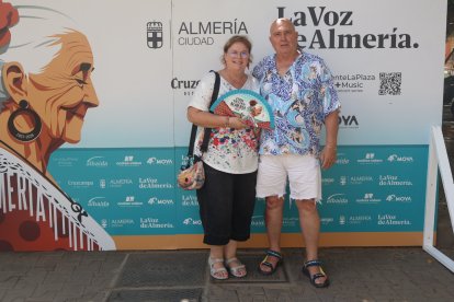 Antonio Fornieles y Encarna Gallardo disfrutan de un rato en pareja en el photocall de la Rambla.