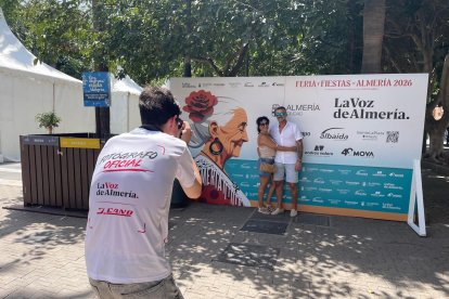 El fotógrafo Fran Martínez echa una foto a una pareja en el photocall de la Rambla.