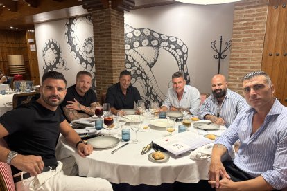 Armando Lozano, Javier Oliver, Álex Romera, Francisco Gallardo, Juan Carlos y Romario disfrutan de una comida en Asador Tinta Negra