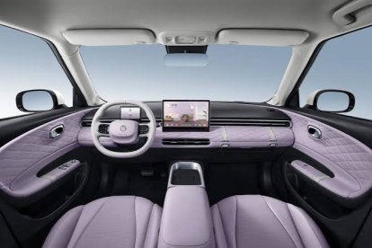 Interior con gran pantalla central y lleno de tecnología
