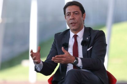 Rui Costa tiene claro que la plantilla del Benfica es mejorable.