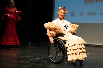 Laura Ainoa Márquez al salir al escenario en el concurso de Trajes de Flamenca de LA VOZ