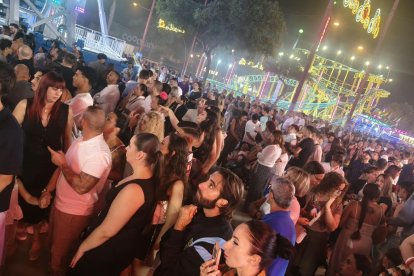 Las personas atrapadas en la atracción averiada.