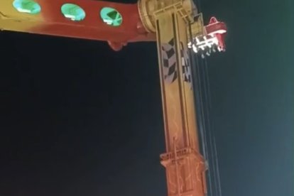 Las personas atrapadas en la atracción averiada.