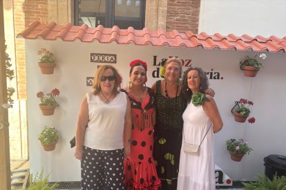 Carmen, María del Mar, Mari ángeles y Encarni de Feria en el set de LA VOZ