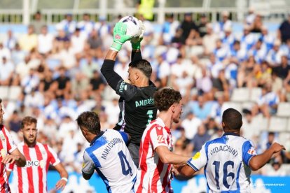 Una de las jugadas del Sabadell-Almería.