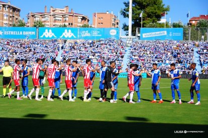 Saludo en la previa del partido.
