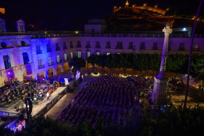 Más de 1.500 personas se dieron cita en la Plaza de la Constitución reafirmando por enésima vez la estrecha relación entre la OCAL y la sociedad almeriense.