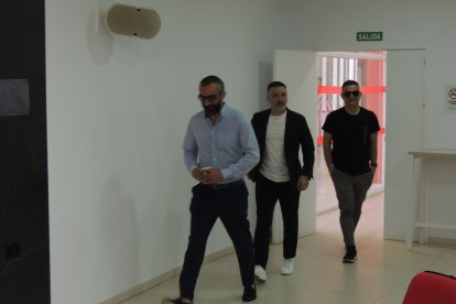 Los hombres fuertes del Almería escoltando a su entrenador.
