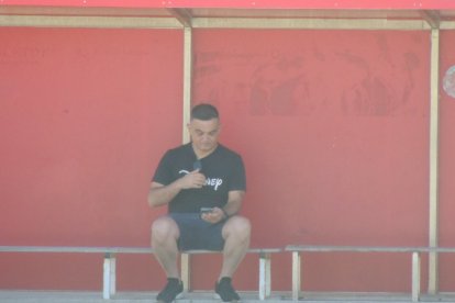 El director vive pegado al teléfono las 24 horas cerrando operaciones.