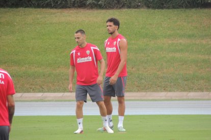El lateral Lelo con Nelson Monte.