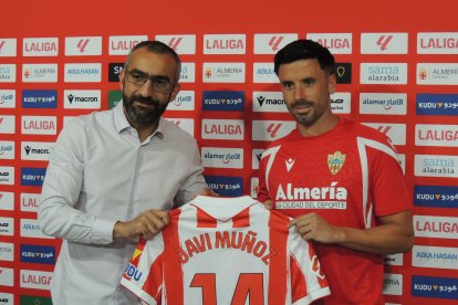 El director general del club, Mohamed El Assy, con Javi Muñoz.